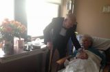 Homem surpreende esposa no hospital no 57º aniversário de casamento
