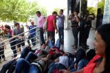 Vereadores do interior de Pernambuco protestam em frente à agência bancária