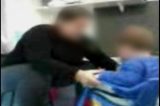 Vídeo mostra professor agredindo alunos com cinto Vídeo mostra professor agredindo alunos com cinto