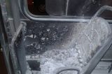 Dois criminosos em uma moto atearam fogo no ônibus que estava estacionado e fazia a rota São Gonçalo R2