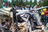 Acidente entre automóvel e carreta deixa 2 mortos no interior da Bahia