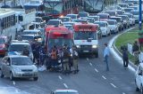 Mulher bate carro em poste e morre