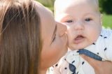 Bebê de 3 meses usa roupas de criança de 1 ano