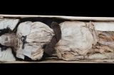 Cientistas descobrem corpo de bebê em caixão de bispo mumificado no século 17
