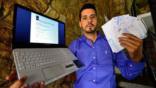 desempregado com papel na mao