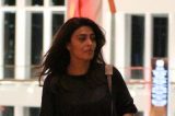 Juliana Paes usa saia transparente e chama atenção em shopping