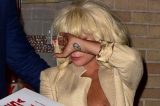 Lady Gaga esconde rosto e acaba mostrando seio mole