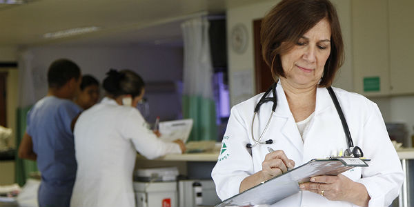 medico anotando praxeta