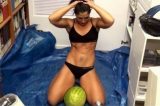 Mulher abre melancias usando as coxas superpotentes
