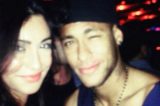 Neymar troca beijos com uma moça em festa