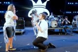 Repórter do “CQC” pede namorada em casamento durante show de rock