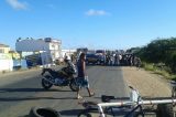 Familiares de Jovem morta em atropelamento fazem manifestação neste momento no bairro Alto do Cruzeiro