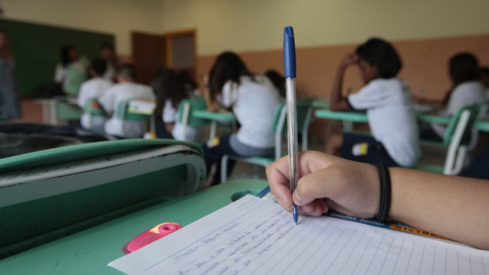 sala de aula alunos escrevendo grande