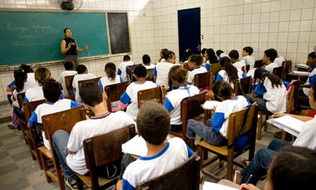 sala de aula meninos e professora