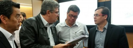 Guilherme apresenta documento ao presidente da Abrafrutas (4)