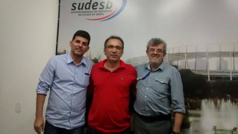 Zó, o diretor da SUDESB, Elias Dourado e o chefe de gabinete do órgão, Gustavo Miranda