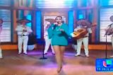 Absorvente de cantora cai durante apresentação na TV; veja Absorvente de cantora cai durante apresentação na TV; veja