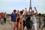 Artista é presa após ficar nua com turistas em frente à Torre Eiffel