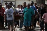 Familiares e amigos de taxista se despedem e cobram justiça durante enterro