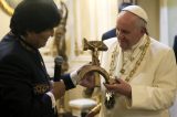Papa ganha um ‘presentão’ de Evo Morales: crucifixo de foice e martelo