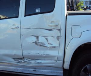 hilux branca batida