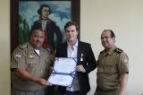 Miguel Coelho recebe homenagem da Polícia Militar