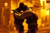 Polícia é forçada a usar gás de pimenta e bombas contra agitadores subversivos bandeira vermelha