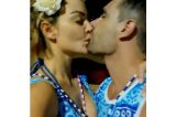 Após vazamento de vídeo íntimo, atriz de ‘Pé na Cova’ se declara para marido Após vazamento de vídeo íntimo, atriz de ‘Pé na Cova’ se declara para marido