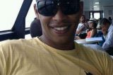 Corpo de técnico morto em pizzaria é enterrado; família protesta