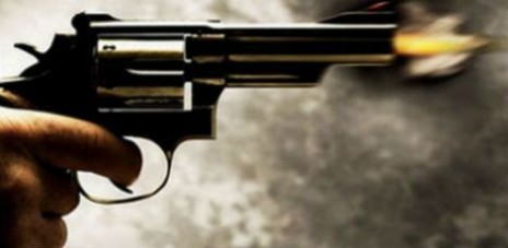 tiro de revolver cuspindo