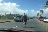 Polícia apreende homem que caminhava na rua com a  xibata de fora