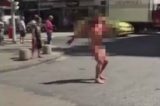 Homem quebra carros e dança pelado pelas ruas de Copacabana