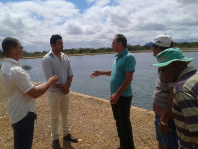 Zó na visita a Mandacaru acompanhado de lideranças