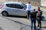 Bandidos que balearam PM em tentativa de assalto fugiram em carro de policial civil