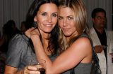 Jennifer Aniston tem casamento surpresa com Justin Theroux; Monica, de ‘Friends’, foi madrinha