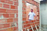 Pastor usa dízimo de fiéis para construir casas para pessoas sem teto