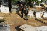Corpo de idosa é desenterrado e deixado nu ao lado de túmulo em Parnaíba