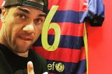 Daniel Alves herda camisa de Xavi no Barcelona