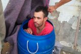 Detento ‘mané’ é capturado ao tentar fugir em lata de lixo de presídio; veja as imagens
