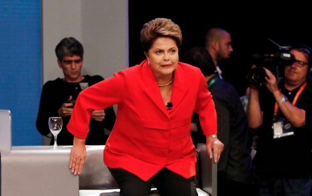 dilma levantando da cadeira fora