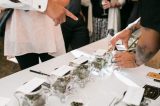 Casamento oferece maconha a convidados e até idosa de 81 anos fuma