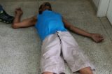 Após agredir esposa, homem bêbado finge desmaio para evitar prisão