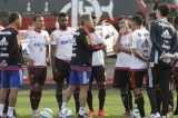 Flamengo vive ambiente turbulento no futebol e na política, e Oswaldo adota estilo psicólogo