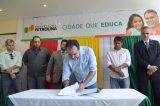 Prefeito assina ordem de serviço para trabalho social em residenciais do PMCMV Prefeito assina ordem de serviço para trabalho social em residenciais do PMCMV