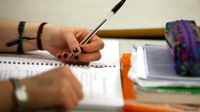 sala de aula  caneta e caderno