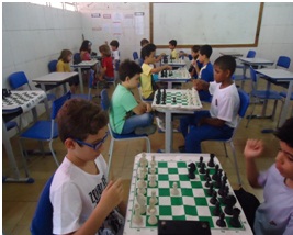 guri jogando xadrez