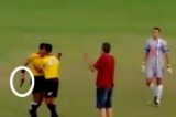 Juiz saca arma para jogadores durante partida de futebol. Assista