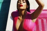 Só no decote! Kim Kardashian posa com vestido justo de látex