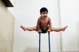 Menino de 2 anos viraliza na web com acrobacias de ginástica olímpica