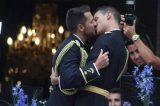 Inédito: Policiais espanhóis casam com a farda da corporação